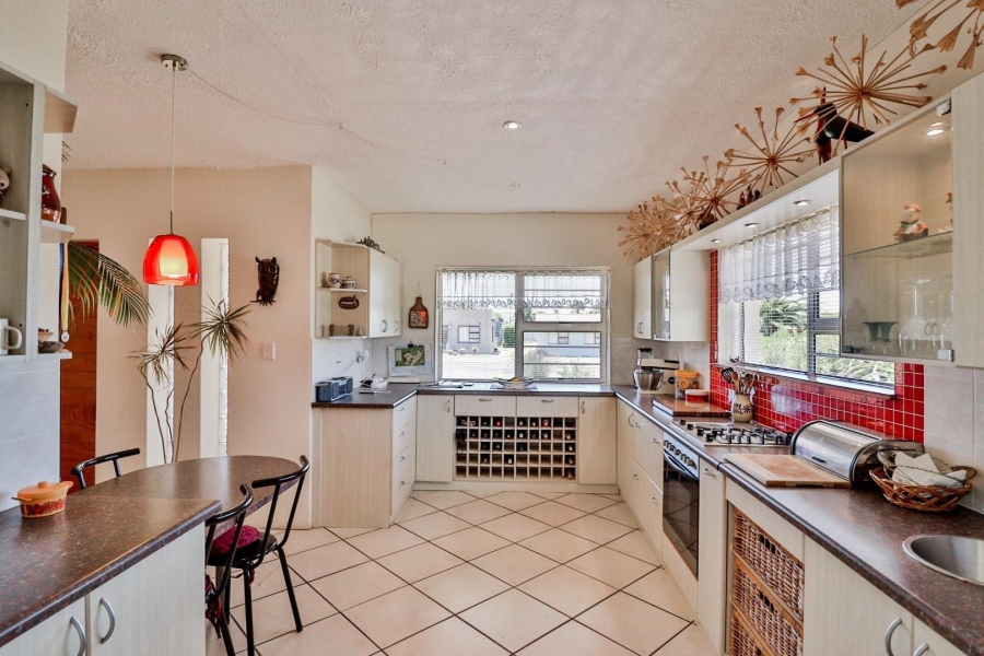 6 Bedroom Property for Sale in De Kelders Western Cape